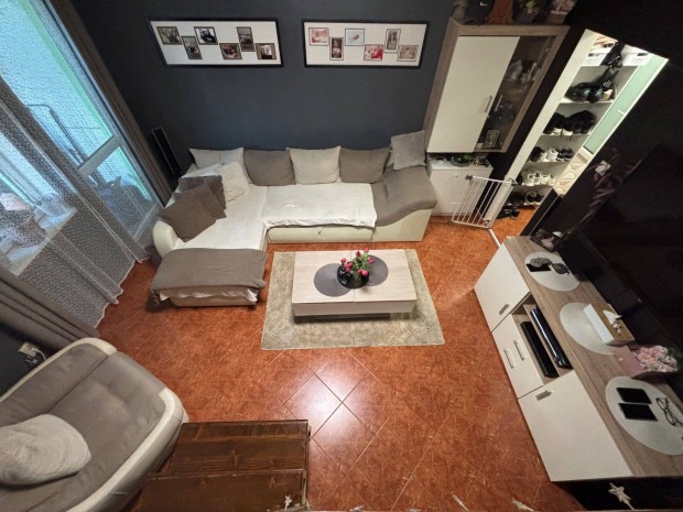 �lomotthon Ny�regyh�z�n bels�szintes t�glalak�s, saj�t parkol�val!