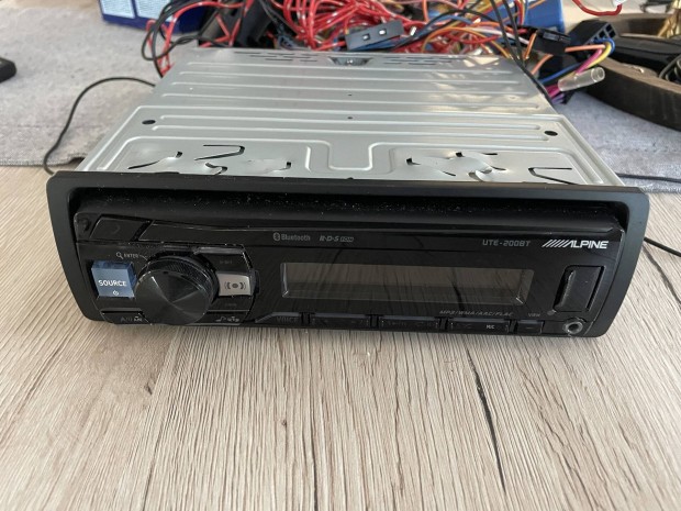 Alpine ute-200bt radio cd