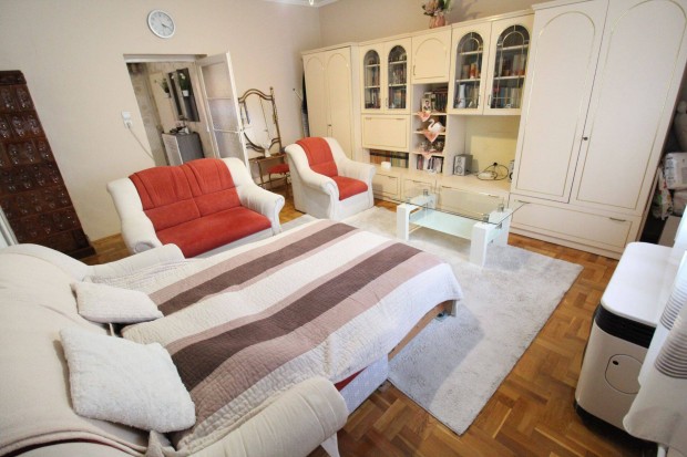 Als�n�medi k�zponti hely�n csal�di h�z