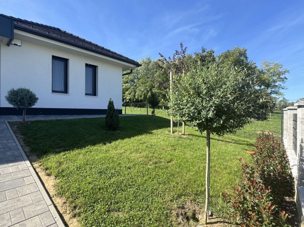 Als�p�hokon �jszer�, egyszintes csal�di h�z elad�