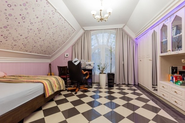 Als�r�koson 3 szintes CSAL�DI H�Z nagy kerttel