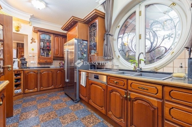 Als�r�koson 3 szintes CSAL�DI H�Z nagy kerttel