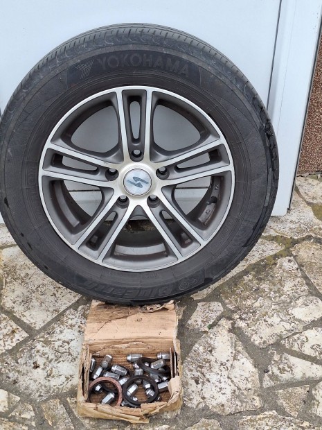 Alufelni jó nyári gumikkal Toyota autókhoz