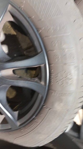 Alufelni+téligumi új gazdáját keresi