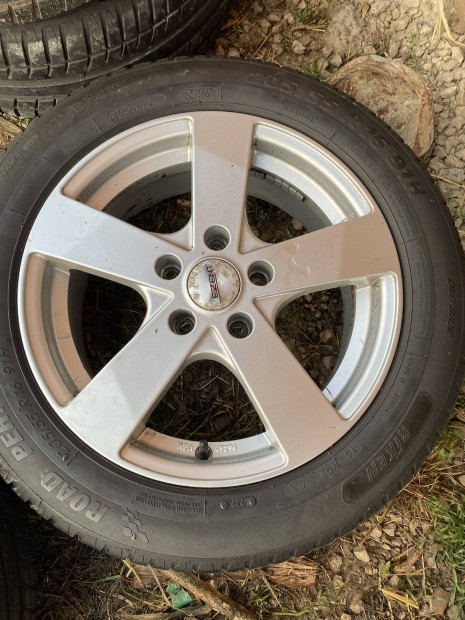 Alufelnin szinte �j ny�ri gumival 4 db van