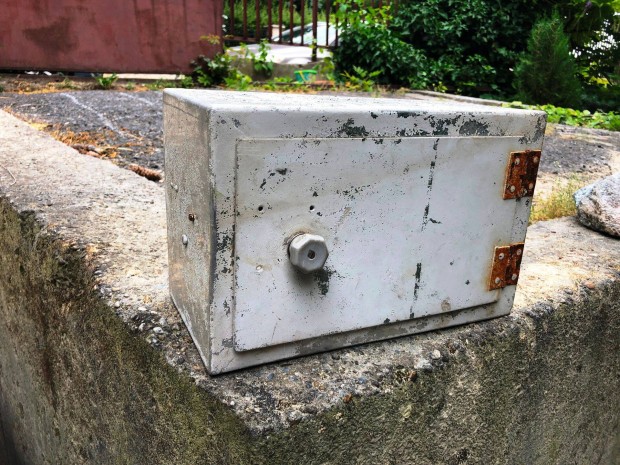 Aluminium elektromos biztosíték doboz bontásból 20x30x15 cm