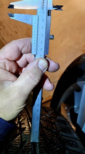 Aluminium felni téligumival.