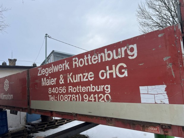 Alum�nium plat� oldalfal 