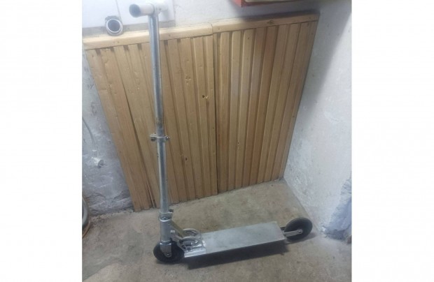 Alumínium scooter roller szállítva