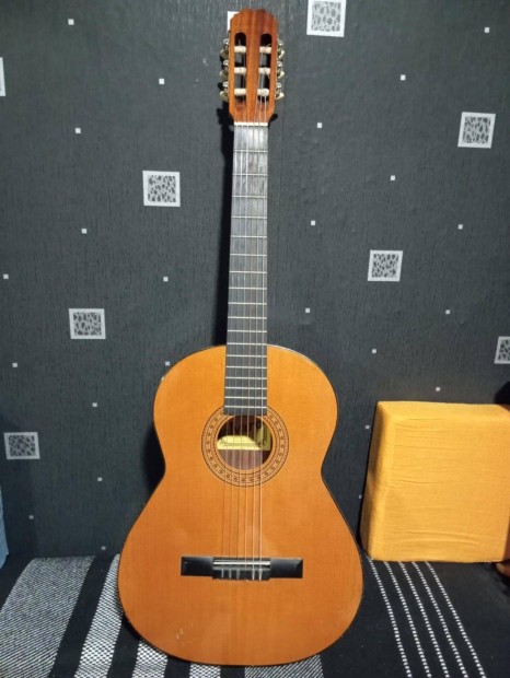 Alvaro No. 20-as, balkezes elektroklasszikus gitár kis hibával
