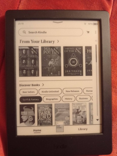 Amazon Kindle 8.gen E-Book olvas