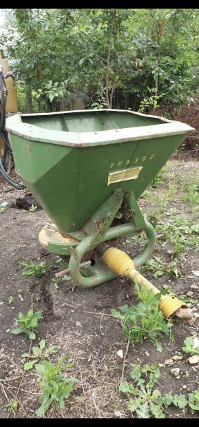 Amazone 2 t�rcs�s kard�nhajt�s� s�sz�r� traktorra