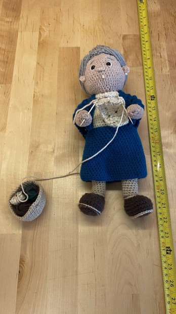 Amigurumi technikval, kzzel horgolt figura.