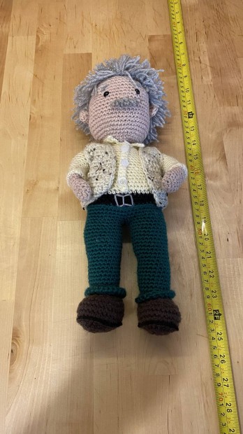 Amigurumi technikval, kzzel horgolt figura.