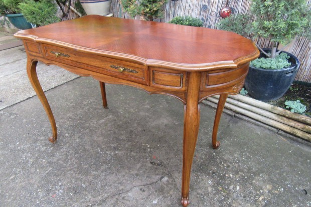 Angol �r�asztal -k�t oldalr�l is haszn�lhat�