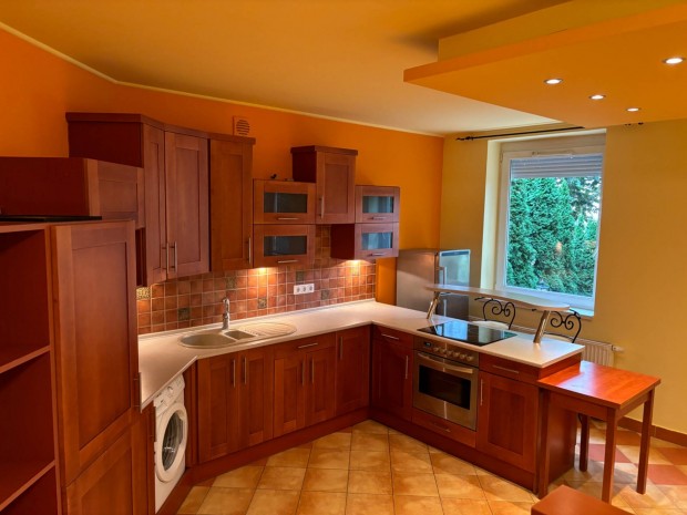 Angolkert utcai lak�s kiad�