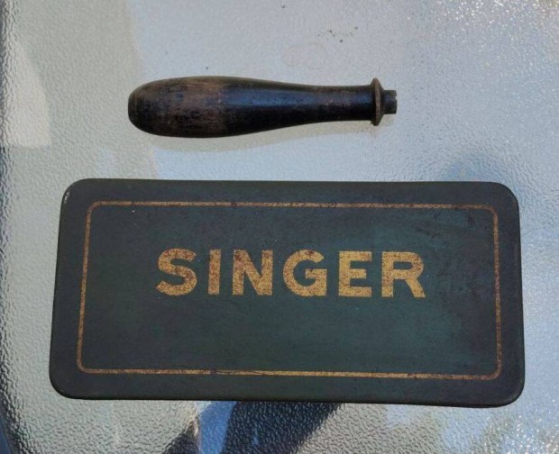 Antik Singer fémdoboz pléh doboz tartalmával