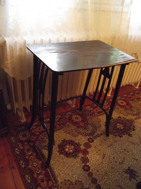 Antik Thonet Asztal és egy Art Deco kerek asztal