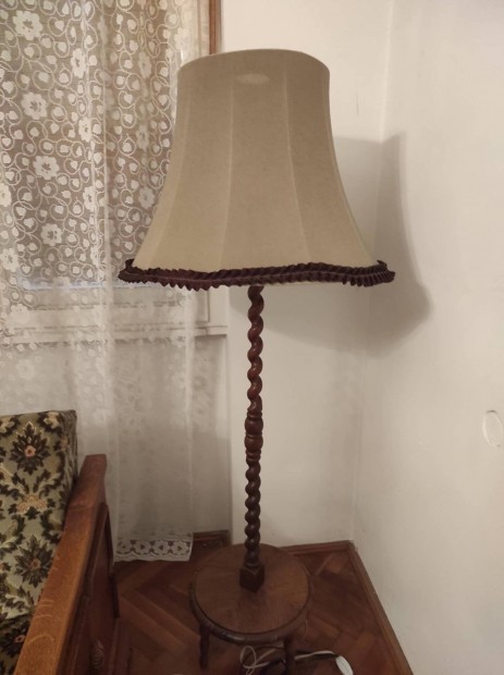 Antik állólámpa eladó elegáns, díszes fa lábbal
