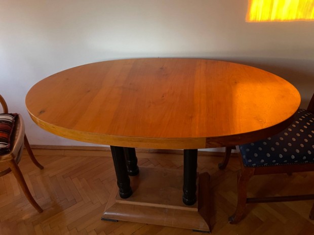 Antik asztal, kb. 20 ve restaurlva, nem teljesen stabil