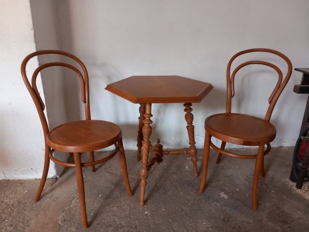 Antik asztal szkekkel