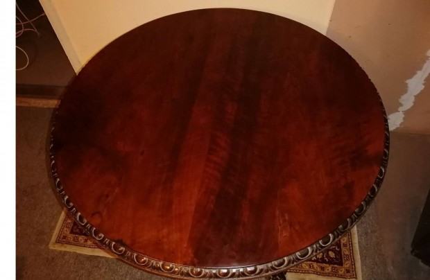 Antik faragott asztal