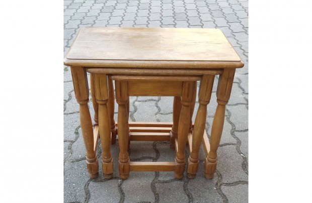 Antik faragott,fa asztalsor 3db-os kis asztal
