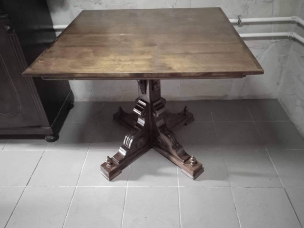 Antik faragott lb asztal