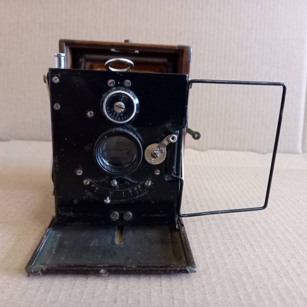 Antik fényképezőgép bőr tokban 