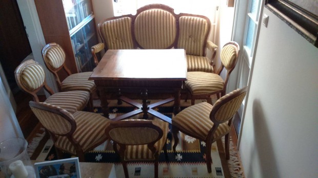 Antik kanap s asztal szkekkel