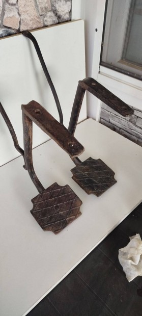 Antik kov�csoltvas hint� , lovaskocsi fell�p� p�rban