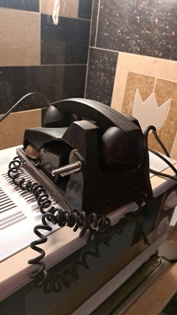 Antik kurblis, csengős telefon törött burkolattal