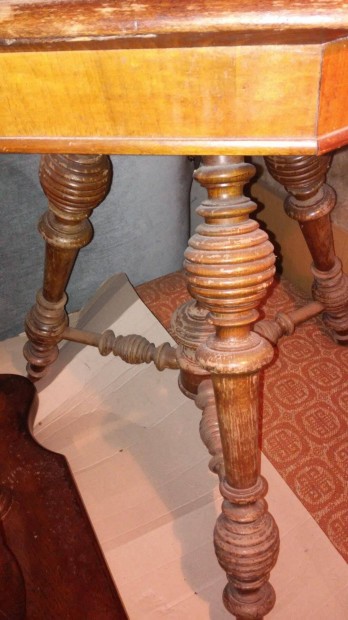 Antik mrvnylapos 8 szglet asztal