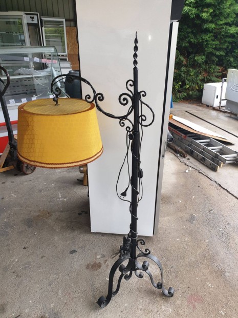 Antik nagym�ret� kov�csoltvas �ll�l�mpa