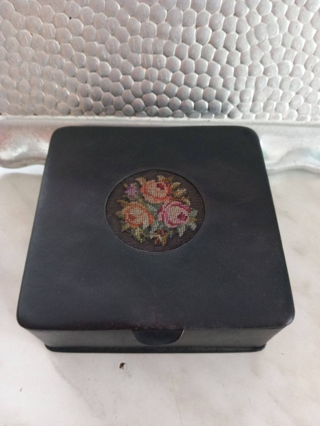 Antik nvjegykrtya tart br s gobelin dszitssel
