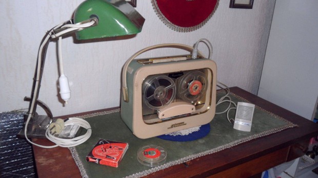 Antik olasz hordozós magnetofon szalagos, mini orsóval, hibátlan 1956