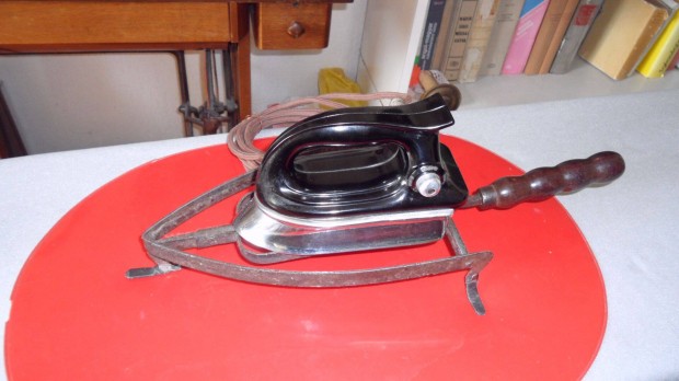Antik öntvény vasaló elektromos hibátlan eredeti mini 110/230 V. 1959