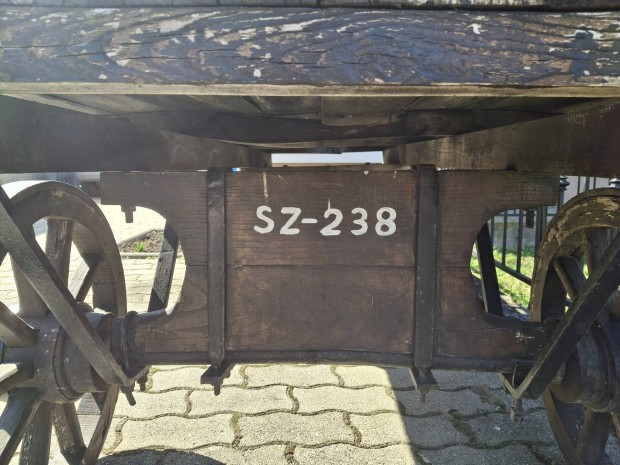 Antik plat�s szek�r / str�f kocsi (m�k�d� kerekek �s korm�nym�)