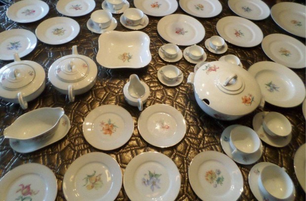 Antik porcelán étkészlet gyönyörű 62 db Apponyi kastély