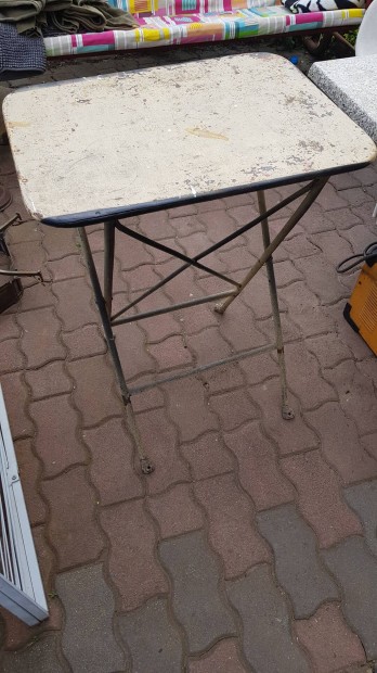 Antik rgi sszecsukhat fm kerti asztal