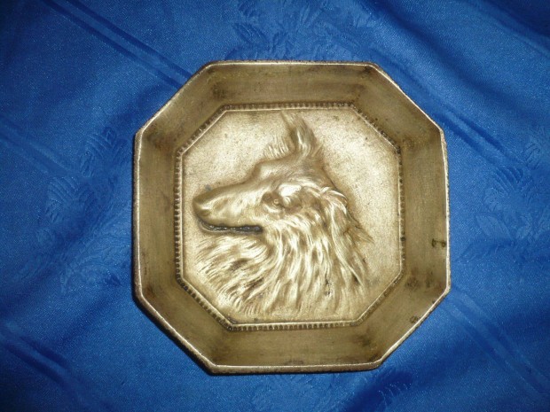 Antik r�z kutyafej figur�s k�n�l�