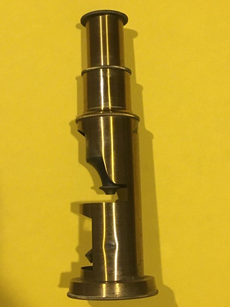 Antik sárgaréz mikroszkóp (15 cm magas) mahagóni fadobozban