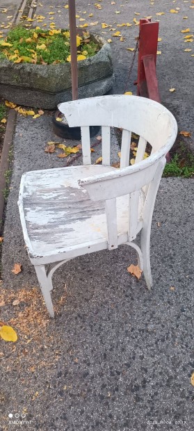 Antik thonet szk. Nem trtt nem repedt de feljtand. 