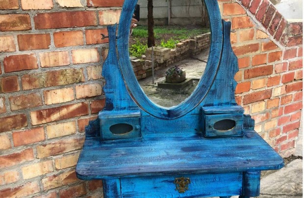 Antikolt fslkd asztal vintage stlusban