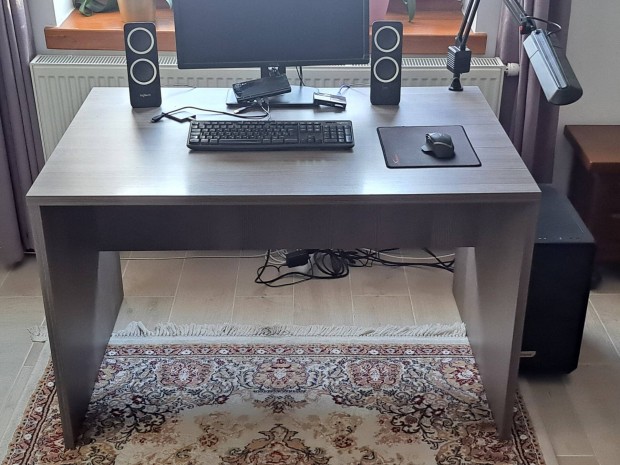 Antracit szürke, irodai, számítógép asztal, rakásolható székkel