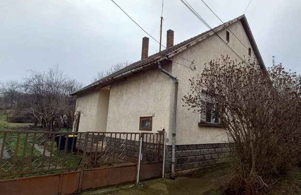 Aparhanton csal�di h�z elad�