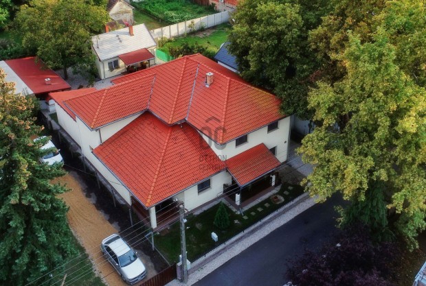 Apartmanház vízparti utcában