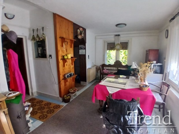 Apostagon csal�di h�z elad�.