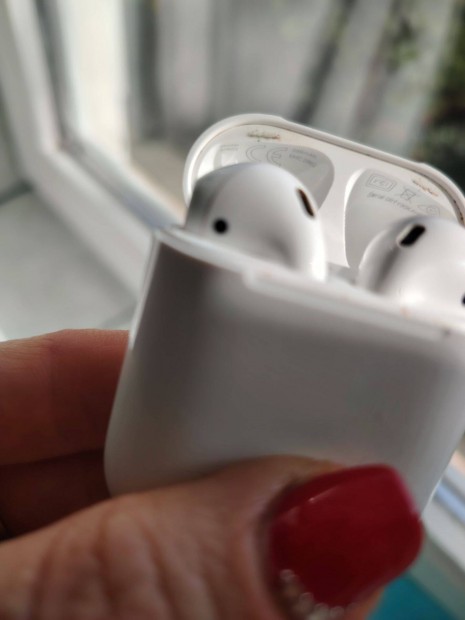 Apple Airpod 2 genercis tlttok + Airpods A1602 EMC2862