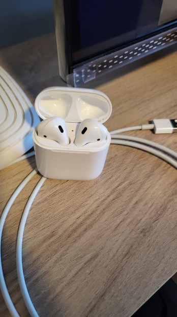 Apple Airpods 2 vezetkes tlttokkal